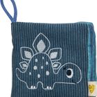 Rosa Stoffmuster mit einer gestickten, lächelnden Katze. Links eine rosa Schlaufe, rechts ein weißer Tag mit goldenem Herz.