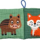 Zwei fröhliche, stilisierte Tierillustrationen: links ein Wildschwein auf grünem Hintergrund, rechts ein Fuchs.