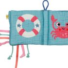 Spielbuch mit Rettungsring und zwinkerndem Krebs. Bunte Stoffbänder an der Seite.