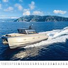 Kalender unten mit Zahlen 1 bis 31, Monat Oktober. Über dem Kalender ein modernes Boot auf dem Meer vor einer Bergkulisse.