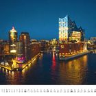 Oktoberkalender, Text: "Lichterglanz: Und dann ist man doch plötzlich sprachlos." Nachtaufnahme von beleuchteten Gebäuden am Wasser.