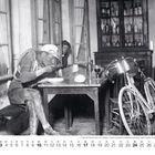 Tour de France 1922, Robert Jacquinot bei Rast im Wirtshaus; Mann isst an einem Tisch, das Fahrrad steht daneben. Kalender.