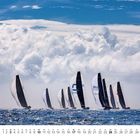 "10", "24", "31", "25", "OLYMPI", "ALPHA". Segelboote auf einem bewegten Meer unter einem dramatischen Himmel.