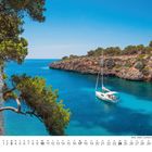 "10" und Kalendertage darunter, Bild von einer Segelyacht in türkisblauem Wasser, umgeben von Felsen und Pinien.