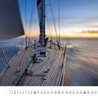 Kalenderblatt mit den Zahlen 10 und Tage von 1 bis 31. Segelboot auf dem Meer bei Sonnenuntergang.