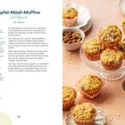 Apfel-Müsli-Muffins mit Quark, Rezept für 12 Stück. Links Anleitung, rechts Muffins auf einem Tisch mit Teetasse.