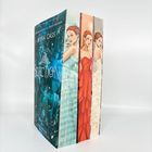 Kiera Cass, Selection. Drei Buchrücken mit jungen Frauen in eleganten Kleidern in Blau, Rot und Creme.