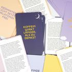 Auf einer Karte steht: "KOFFEIN WIRKT LÄNGER, ALS DU DENKST". Andere Karten sind teilweise sichtbar mit Texten über Schlaf und Multitasking.