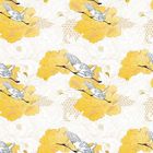 Muster aus weißen Kranichen mit roten Köpfen, die über große gelbe Blüten fliegen, auf hellem Hintergrund.