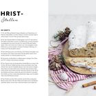 CHRIST-Stollen Rezept links, Holzbrett mit angeschnittenem Stollen rechts, Tannenzapfen und Zweige zum Dekor.