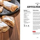 Rezeptüberschrift: "Apfeltaschen". Links sind Apfeltaschen mit Puderzucker bestreut, teilweise aufgeschnitten, auf einem Holztisch.