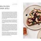 "BROT MIT GEBRATENEN PILZEN UND VEGANER AIOLI" Rezeptanleitung links; rechts Brotscheiben mit Pilzen, Aioli, Spinat.