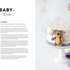 Links steht das Rezept für eine Baby-Torte mit Dekoration, Böden und Füllung. Rechts eine verzierte Torte mit einem Bär.