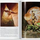 Links: "The Flight of Icarus", Öl auf Board, 1972. Rechts: Krieger und Frau auf kreaturähnlichem Wesen vor großem Planetenhintergrund.