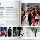 Der Text beschreibt die Geschichte und Merkmale von "PLEATS PLEASE ISSEY MIYAKE" im Jahr 1993 und zeigt farbenfrohe Laufstegmode.