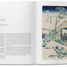 Text: "Snowy Morning at Koishikawa", "Verschneiter Morgen in Koishikawa". Ukiyo-e-Druck mit Haus, Personen und schneebedecktem Fuji.