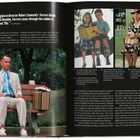 "‘Hanks is a kid again in director Robert Zemeckis’ Forrest Gump.’ Ein Mann sitzt auf einer Bank mit Koffer, Kinder mit Buch."