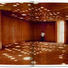 "Place — The Gando Projects — Primary School Library" beschreibt einen Innenraum aus Ziegeln mit Lichtkreisen am Boden.