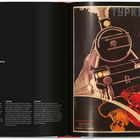 Links Text über den Film "Turksib" und rechts ein Plakat mit einer großen Dampflokomotive und rufenden Arbeitern.