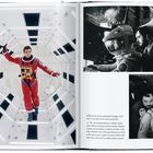 Links steht Dullea in einem roten Raumanzug in einem weißen futuristischen Korridor. Zwei Schwarz-Weiß-Fotos zeigen Szenenproben.