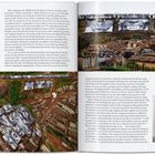 Texte: "28 Millimeters, Women Are Heroes, 2009", "Action in Kibera Slum, general view Nairobi, Kenya". 

Beschreibung: Luftaufnahme von Wellblechdächern mit großen Schwarz-Weiß-Porträts von Gesichtern. Häuser im Hintergrund.