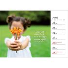 Kalenderseite, März 2027, Kalenderwoche 12, Psalm 50,14. Kind hält orange Blume in die Kamera, unscharfer Hintergrund.