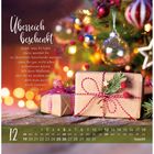 „Überreich beschenkt. Gebt, was ihr habt... Lukas 6,38.“ Weihnachtsbaum mit Lichtern und Geschenken. Dezemberkalender unten.