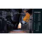 Text: "Wer mit Christus lebt... Ein neues Leben hat begonnen! 2. Korinther 5,17"

Rechte Bildhälfte: November-Kalender.

Szene: Felsformation mit Herbstbaum.