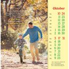 Text: "Anderen und sich selbst Mut machen... Du bist nicht allein. Phil Bosmans. Oktober." Bild: Mann mit Kind auf Fahrrad im Herbstwald.