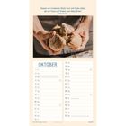 Text: "Besser ein trockenes Stück Brot und Ruhe dabei als ein Haus voll Braten und dabei Streit. Sprüche 17,1." Darunter ein Kalender für Oktober. Person bricht Brot.