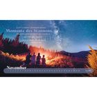 Text: "Gott schenke dir immer wieder Momente des Staunens..." Novemberkalender, Menschen am Lagerfeuer unter Sternenhimmel.