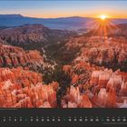 Kalender für Oktober mit Bild von roten Felssäulen im Bryce Canyon bei Sonnenaufgang.