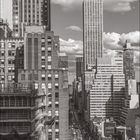 Kalenderseite, Monat Oktober, Montagsbeginn. Schwarz-Weiß-Fotografie einer Stadtansicht mit hohen Gebäuden.