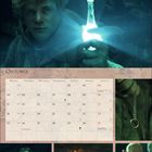 Kalenderblatt "Oktober" mit Filmszenen. Ein Mann hält ein leuchtendes Fläschchen. Weitere Bilder zeigen bekannte Charaktere.