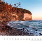 Text: "oktober, 3.10. Tag der Deutschen Einheit, 31.10. Reformationstag/Halloween/Ende der Sommerzeit". Küste im Herbst.