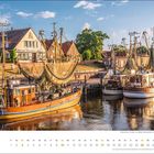 Kalenderseite mit Oktober-Daten, Bild eines Hafens mit Fischerbooten und roten Backsteinhäusern im Hintergrund.