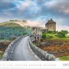 Text: „OKTOBER“

Beschreibung: Eine Steinbrücke führt zu einer alten Burg, umgeben von Wasser und grünen Hügeln unter einem bewölkten Himmel.