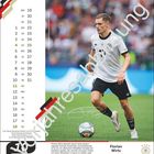 Kalender für Oktober mit Feiertagen. Florian Wirtz im Fußballtrikot, konzentriert auf den Ball. Text: Lob für Technik und Spielweise.