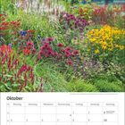 Kalenderseite für Oktober mit farbenfrohen Blumen wie Sonnenhut und Kerzenknöterich als Hintergrund.