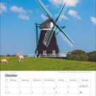 „Oktober“ im Kalenderblatt, darunter eine traditionelle Windmühle auf einer grünen Wiese, blauer Himmel, Schafe.