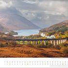 Text: "oktober", "Glenfinnan-Viadukt mit Jacobite Steam Train, Glenfinnan, Highland, Schottland". 
Eine Brücke im Herbst.