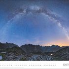 Oktoberkalender: Sternenhimmel über Bergen, Milchstraße leuchtet. Unten Kalenderdaten für Oktober, wichtige Feiertage markiert.