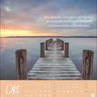 Zitat von Arthur Schopenhauer auf einem Steg, der ins Wasser führt. Unten Kalendermonat "Okt" mit Daten.