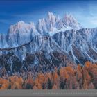 "Oktober" und Zahlen von 01 bis 31. Herbstwald vor schroffen, schneebedeckten Berggipfeln unter blauem Himmel.