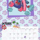 Text: „Oktober“
Illustration: Zwei Figuren fahren lachend ein Dreirad. Blumenmuster im Hintergrund. Unten ein Kalender.