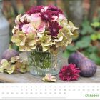 Kalender für Oktober. Blumenstrauß mit rosa Rosen und lila Blumen, daneben Feigen.
