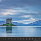 "Oktober" in Blau, unten Kalender. Alte Burg auf kleiner Insel im ruhigen See, umgeben von Bergen unter bewölktem Himmel.