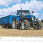 OKTOBER, 3 ist ein Sonntag. Großer blauer Traktor mit Anhänger auf einem Feld unter blauem Himmel.