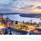 Kalender mit dem Monat Oktober. Stadtansicht von Londonderry mit Fluss und Peace Bridge bei Sonnenuntergang.