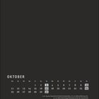 Kalender für Oktober, mit besonderen Tagen: 3., 26., 31. Feiertage markiert. Dunkler Hintergrund.